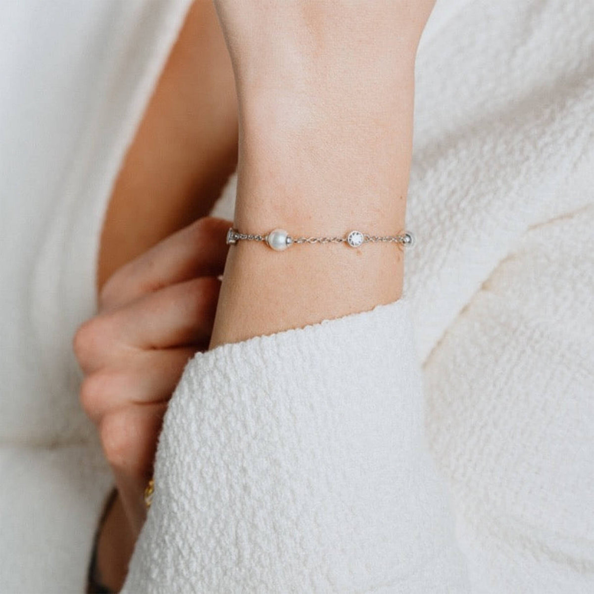 Diamonfire Alternating Shell Pearl and Zirconia Station Bracelet-2